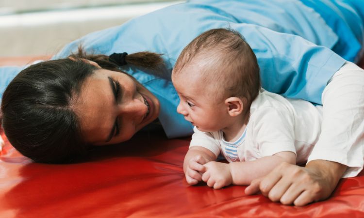 Sesión de atención al neurodesarrollo con un niño y una especialista