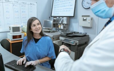¿Qué hace un auxiliar de clínica y en qué se diferencia del auxiliar de enfermería?