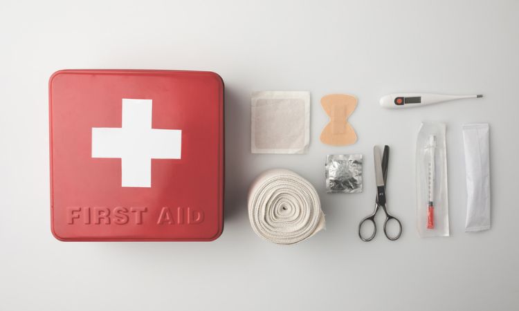 ¿Qué es lo que debe llevar un botiquín de primeros auxilios?