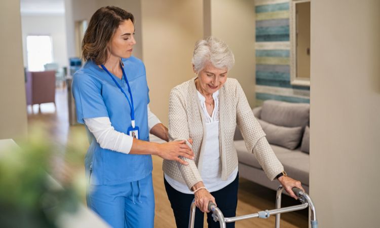 Descubre cuál es la diferencia entre auxiliar de enfermería y auxiliar de geriatría, qué hace un auxiliar de geriatría y cuanto cobra.
