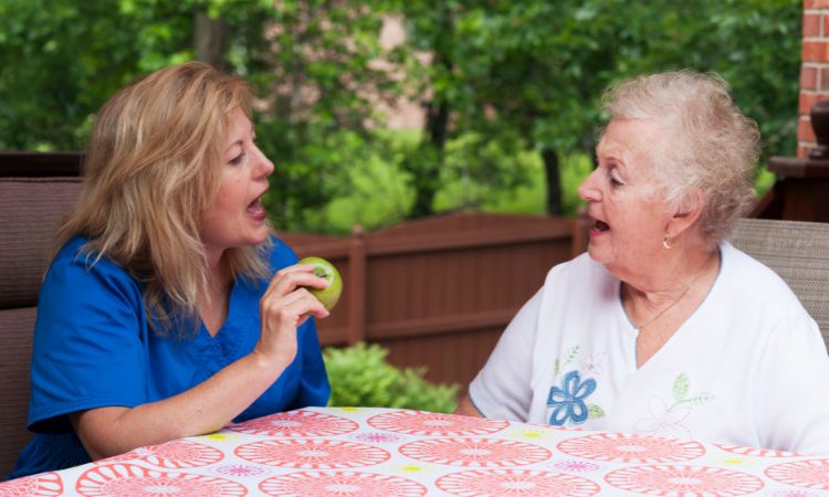 Descubre qué es y qué hace un neurologopeda, qué enfermedades trata y cómo formarte en esta especialidad sanitaria.