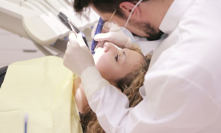 Cómo se hace una obturación dental paso a paso