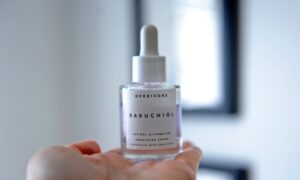 Descubre para qué sirve el retinol y cómo usarlo