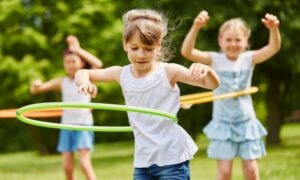 Conoce qué es la psicomotricidad infantil, qué se trabaja en ella y sus etapas clave.
