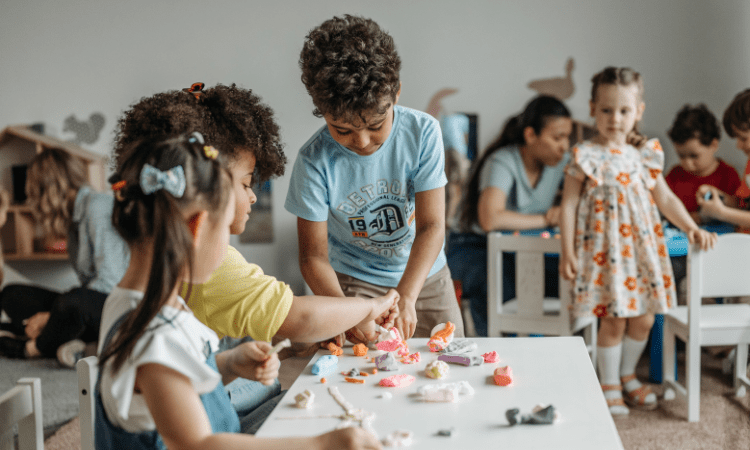 Conoce qué es la psicomotricidad infantil, qué se trabaja en ella y sus etapas clave.