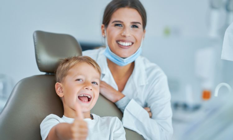 Niño en la consulta del dentista cuidando su salud bucodental infantil